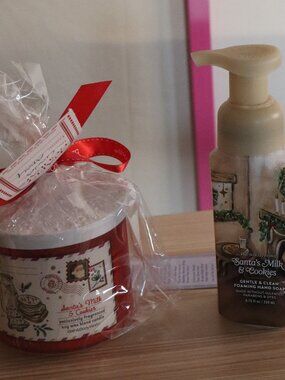 Bath & Body Works - Set Candle and Hand Soap - Santa's Milk & Cookies